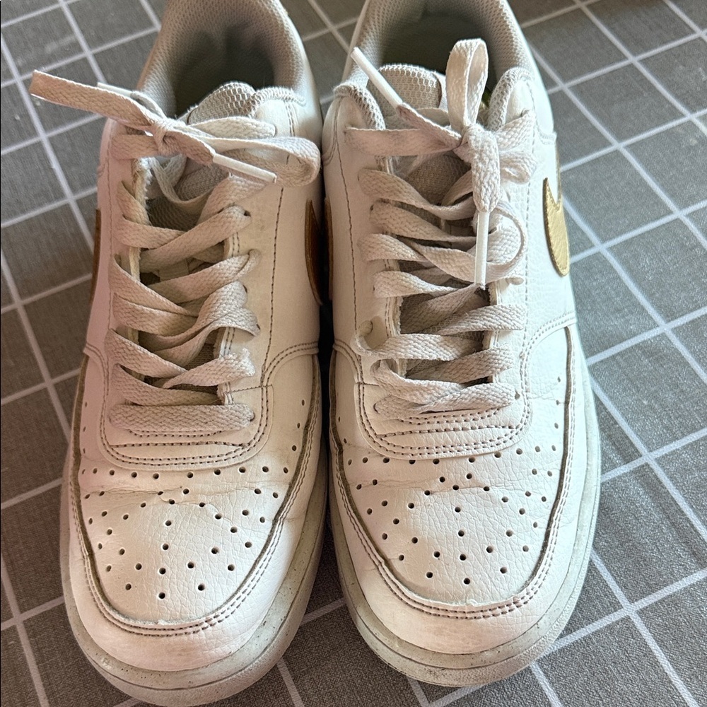 Nike Sneakers Size 8.5 - Picture 3 of 4